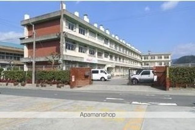 小学校　三入小学校（小学校）まで240m