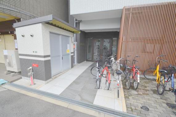エントランス　広々としていて、落ち着いた雰囲気のエントランス。