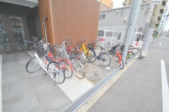 駐車場　敷地内にある駐輪場。雨の日にはうれしい屋根つきです。