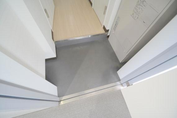 玄関　玄関に入るとお部屋まで一直線、明るい光が差し込みます。