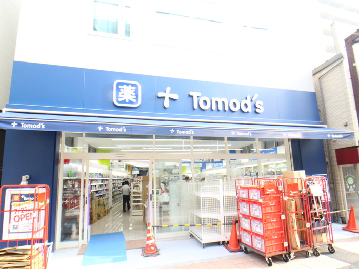 ドラックストア　Tomods（ドラッグストア）まで130m