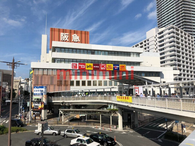 ショッピングセンター　高槻阪急スクエア（ショッピングセンター）まで236m