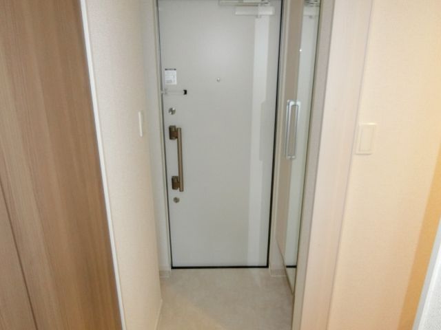 玄関　同型の部屋の写真を使用しております。