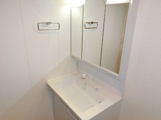 洗面設備　同型の部屋の写真を使用しております。