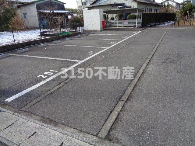 駐車場　駐車場があるので、車を買う予定の方も安心です