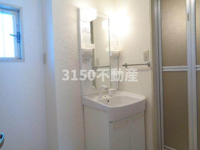 洗面設備　明るい洗面所です