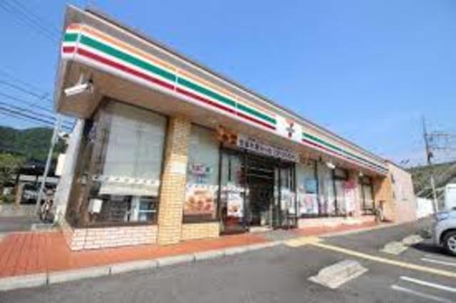 コンビニ　セブンイレブン京都三条御陵店（コンビニ）まで586m
