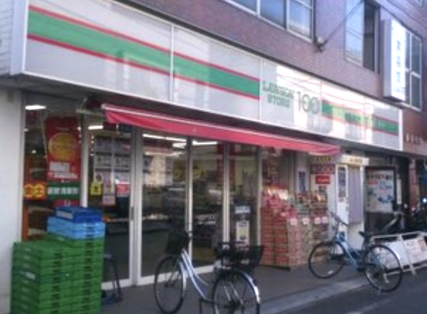 コンビニ　ローソン LM つつじヶ丘駅前店（コンビニ）まで818m