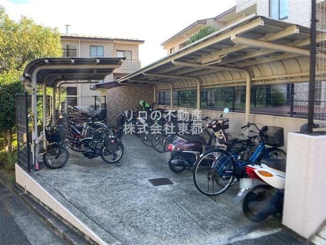 その他共有部分　雨の日でも安心して止められる屋根付の駐輪場です☆