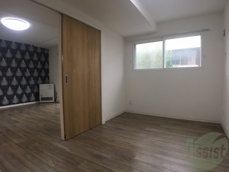 その他部屋・スペース　寝室はこちらです。光が差し込む、温かみのあるお部屋です。