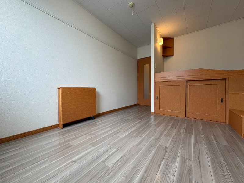 その他部屋・スペース　別の角度から洋室を撮影しました。日射しがあり明るい印象。
