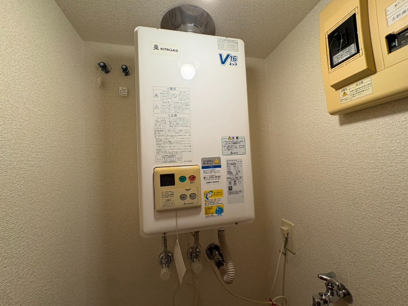 その他設備　給湯器はシンプルな作りで簡単に操作できそうです。