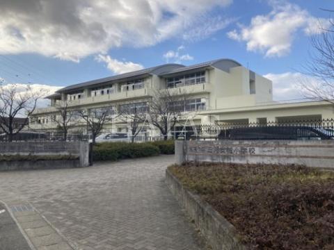 小学校　安城市立三河安城小学校（小学校）まで585m