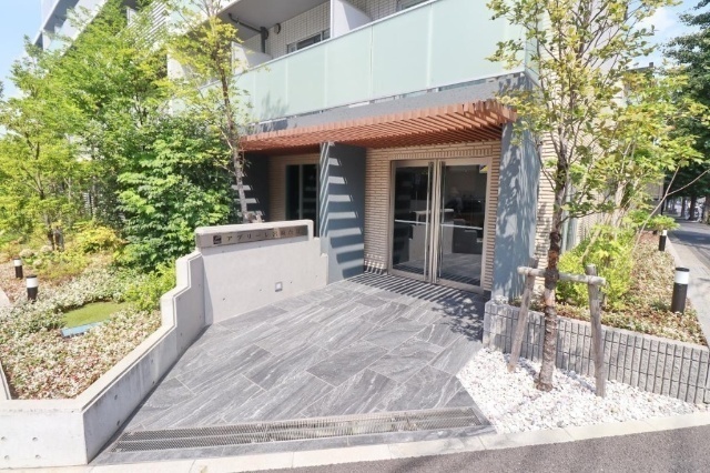 エントランス　駅から徒歩９分