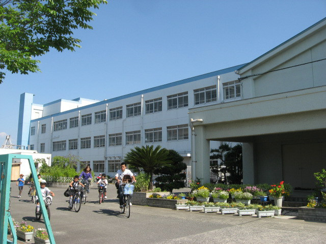 小学校　高槻市立若松小学校（小学校）まで926m