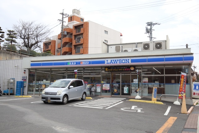 コンビニ　ローソン 名東社が丘店（コンビニ）まで300m