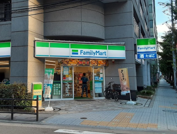 コンビニ　ファミリーマート 新町三丁目店（コンビニ）まで15m