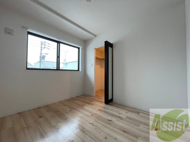 その他部屋・スペース　寝室はこちらです。光が差し込む、温かみのあるお部屋です。
