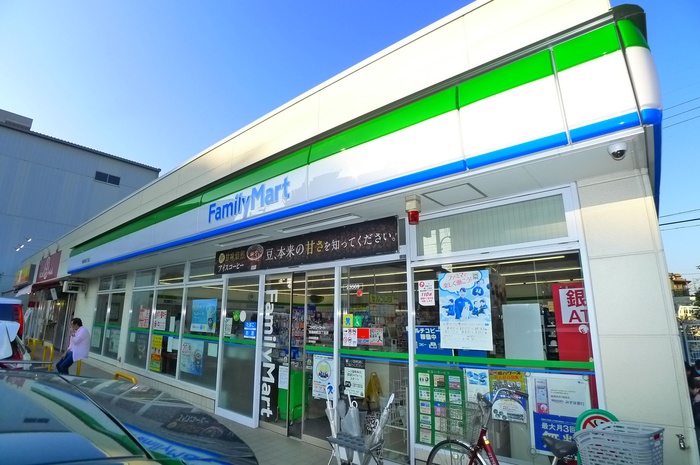 コンビニ　ファミリーマート（コンビニ）まで750m