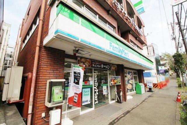 コンビニ　ファミリーマートたまプラーザ店（コンビニ）まで563m