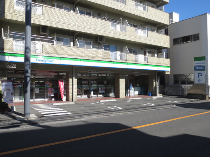 コンビニ　ファミリーマート横浜東本郷店（コンビニ）まで460m