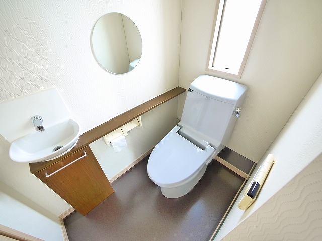 トイレ　落ち着いた色調のトイレです