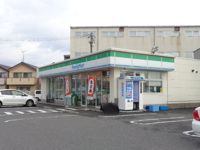 コンビニ　ファミリーマート岐阜北鶉店（コンビニ）まで633m