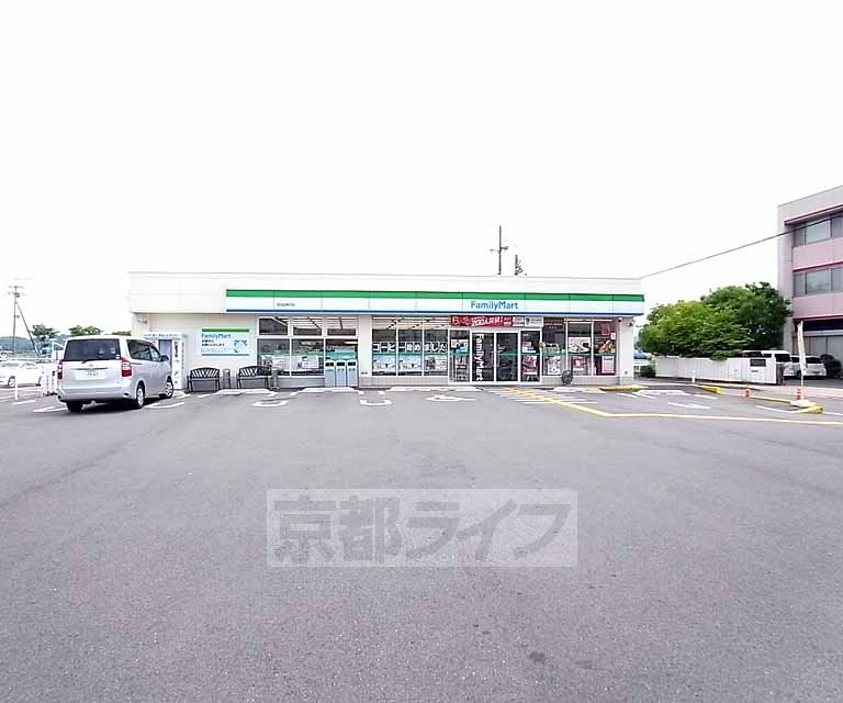 コンビニ　ファミリーマート田辺草内店（コンビニ）まで298m