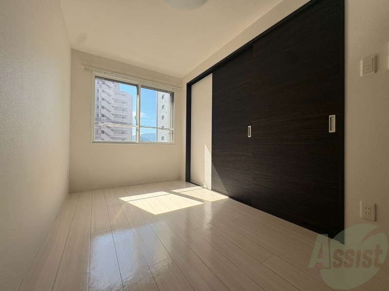 その他部屋・スペース　寝室はこちらです。光が差し込む、温かみのあるお部屋です。
