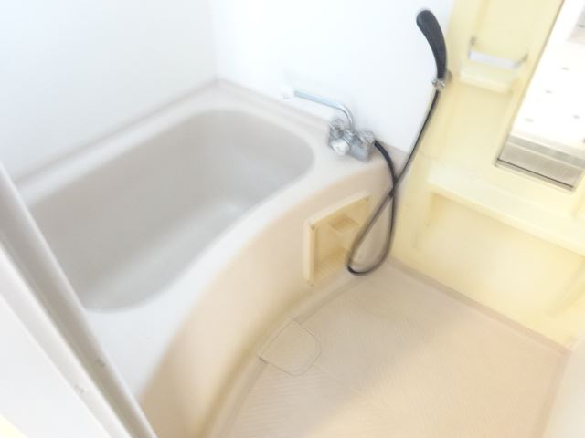 バス・シャワールーム　換気窓のあるバスルームです