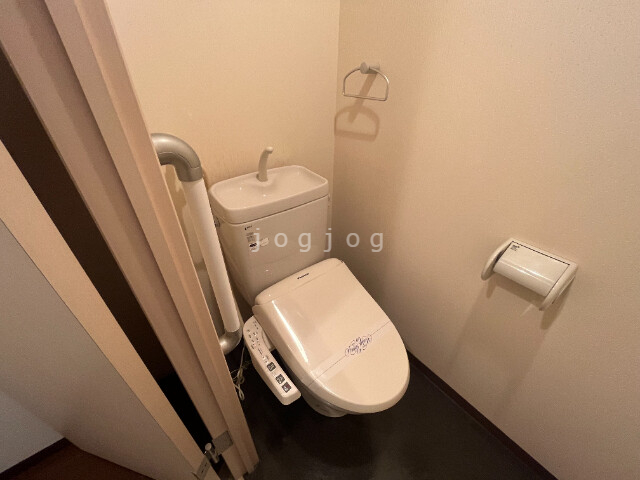 トイレ　トイレには温水洗浄便座や手すりを完備しています。