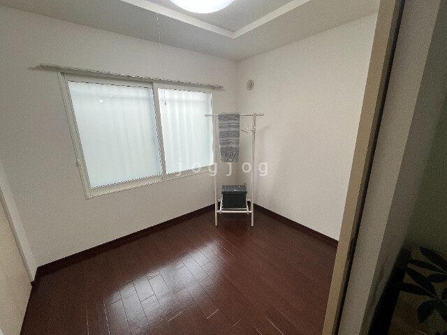その他部屋・スペース　床材は深いブラウンの色味で、全体的に落ち着いた印象です。