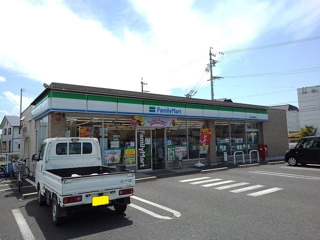 コンビニ　ファミリーマート（コンビニ）まで700m