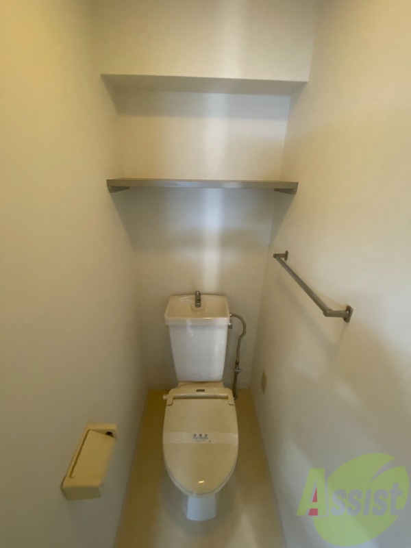 トイレ　トイレは上部に収納スペースがあり便利ですね