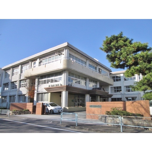 小学校　鶉小学校　　　０２（小学校）まで1310m