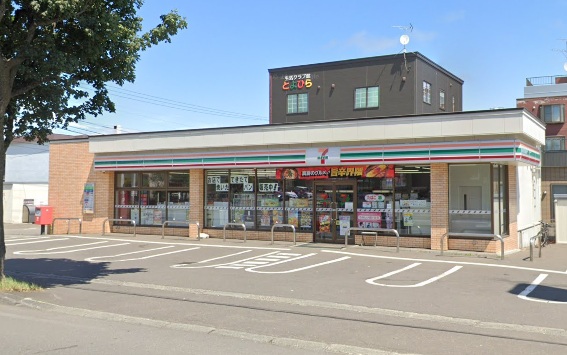 コンビニ　セブンイレブン札幌月寒東3条店（コンビニ）まで264m