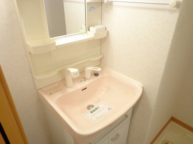洗面設備　独立洗面台、小物を置くことができて便利です