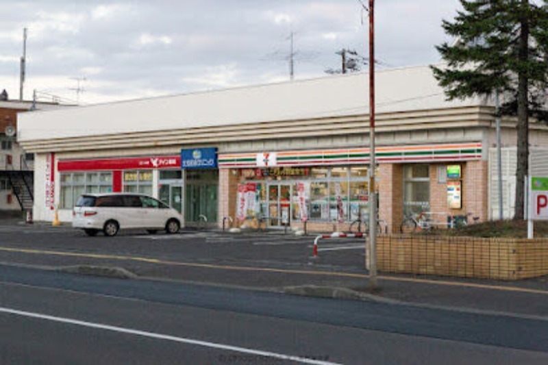 コンビニ　セブンイレブン札幌北21条東8丁目店（コンビニ）まで302m