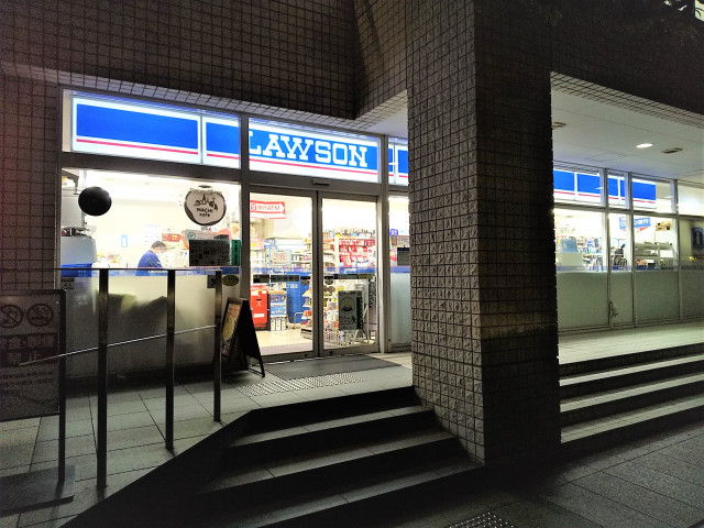 コンビニ　ローソン　芝三丁目店（コンビニ）まで230m