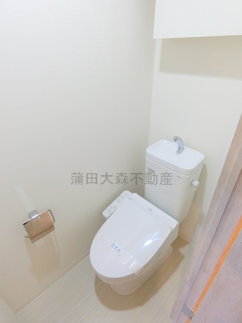 トイレ　棚収納と温水暖房便座付きのトイレ