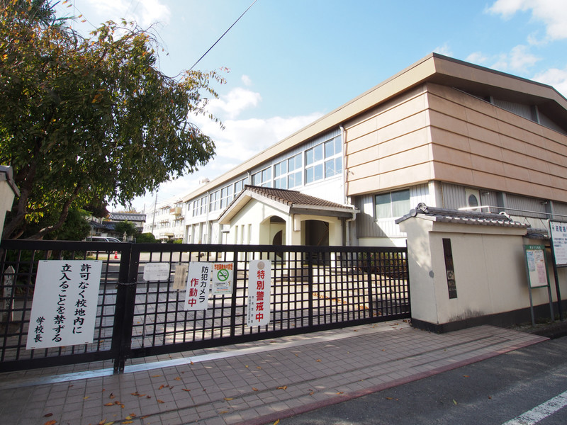 小学校　辰市小学校（小学校）まで1220m