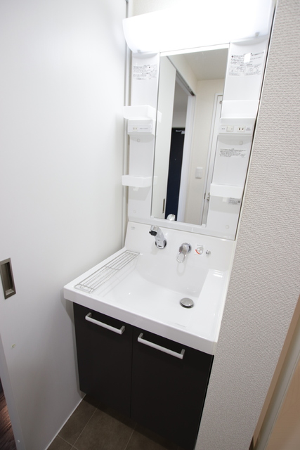 洗面設備　シャワー付き洗面です☆
