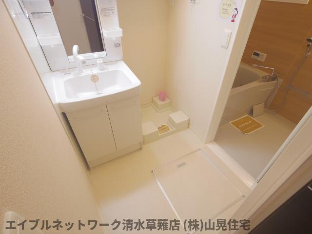 洗面設備　ゆったりとスペースのある洗面所