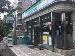 コンビニ　ファミリーマート乃木坂駅前店（コンビニ）まで305m