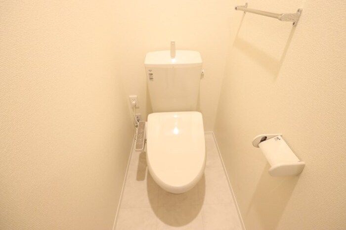 トイレ　落ち着いた色調のトイレです