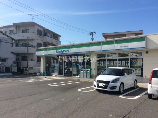 コンビニ　ファミリーマート 円行二丁目店（コンビニ）まで829m