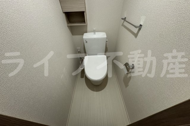 トイレ　落ち着いた色調のトイレです