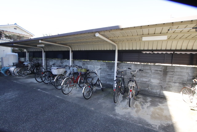 その他共有部分　屋根付き駐輪場あり