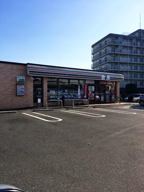 コンビニ　セブンイレブン上尾本町東店（コンビニ）まで836m