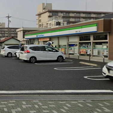 コンビニ　ファミリーマート 喜惣治店（コンビニ）まで596m